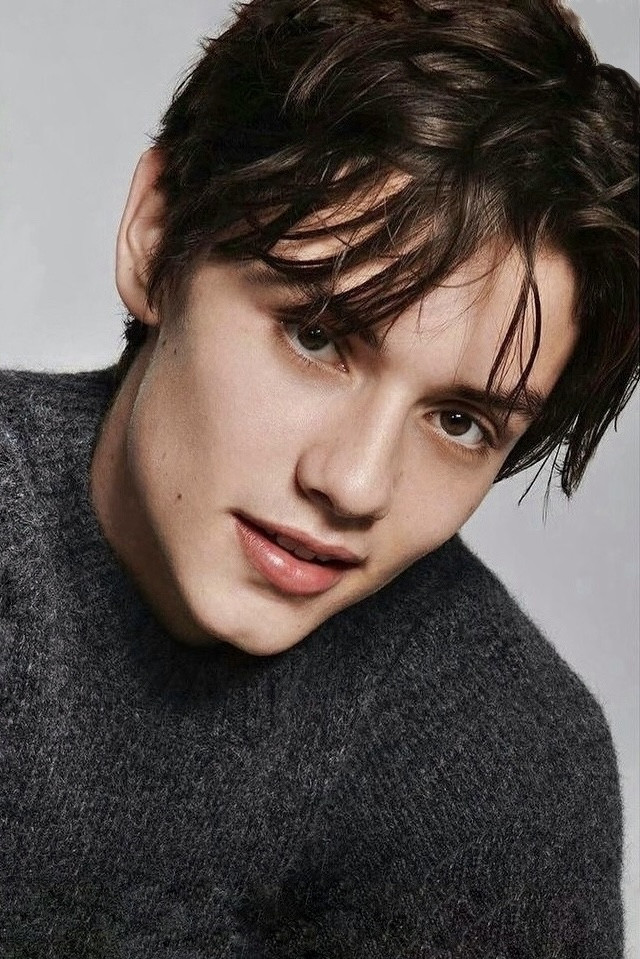 Louis Partridge Profile